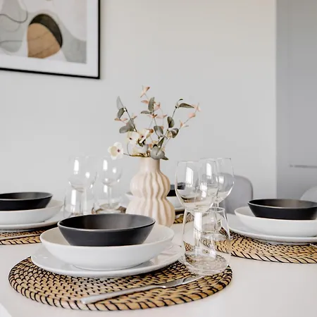 Modern And Stylish 1br With Balcony And View Lägenhet